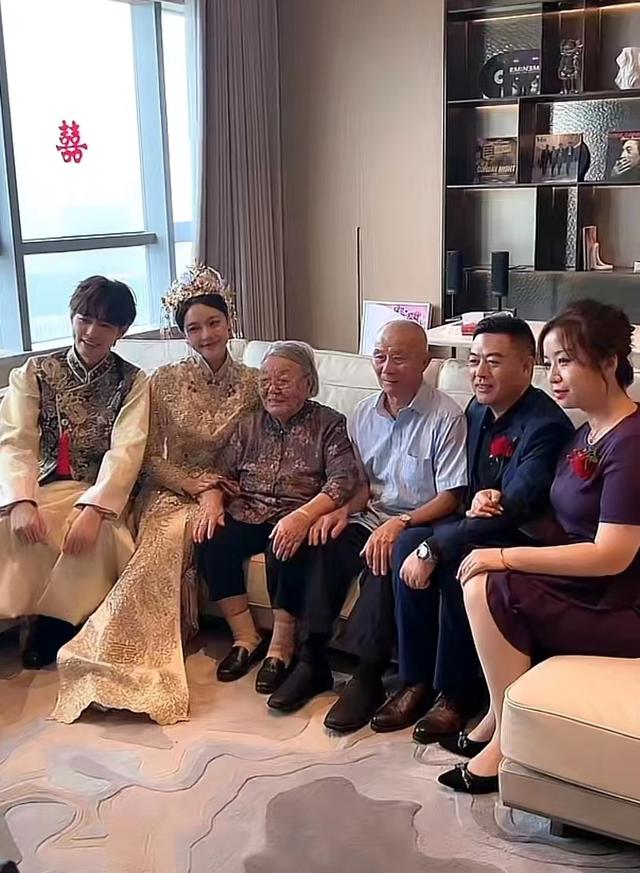 网红情侣志扬越心结婚!婚礼温馨精致排场大,相恋6年颜值很般配