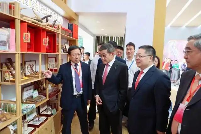 00年,岳阳书记离任时,却猛然发现自己连市委大门都走不出,为何