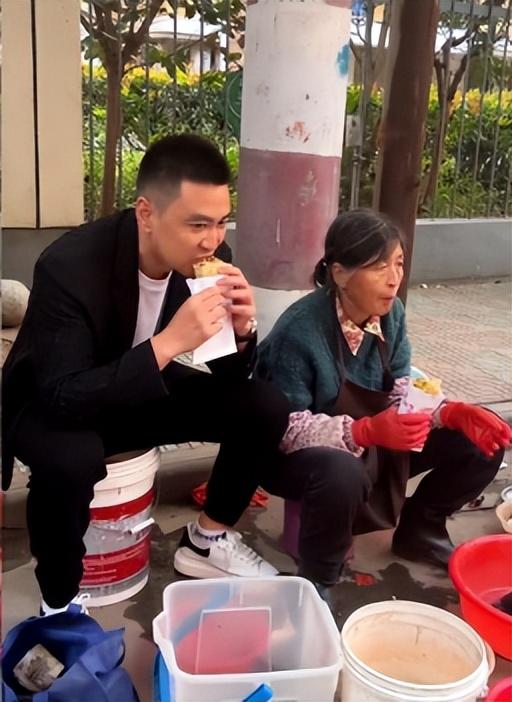娱圈底层演员现状,陪母街头卖菜,结不起婚,租不起房,治不起病