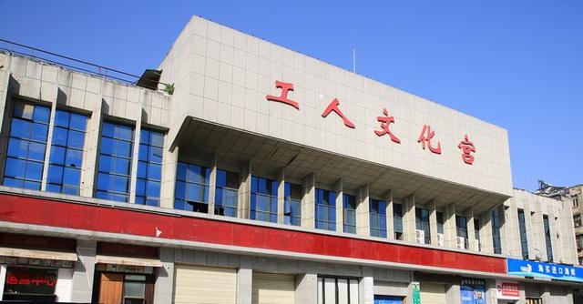 弹钢琴的快递员和过劳的年轻人:从工人文化宫到“水晶宫”