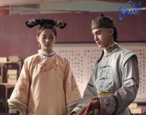 关晓彤满族原名叫什么(关晓彤尝试清宫造型演格格，吹爆这个颜值，最适合演格格的95后)