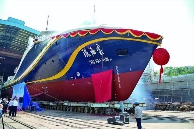 一艘中国科考船,被它们描述成了“超级航母”