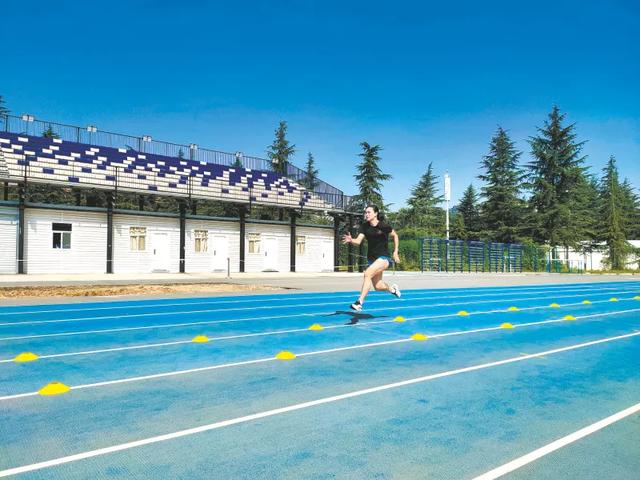 冯璐璐:百米“女飞人” 地道陕北娃