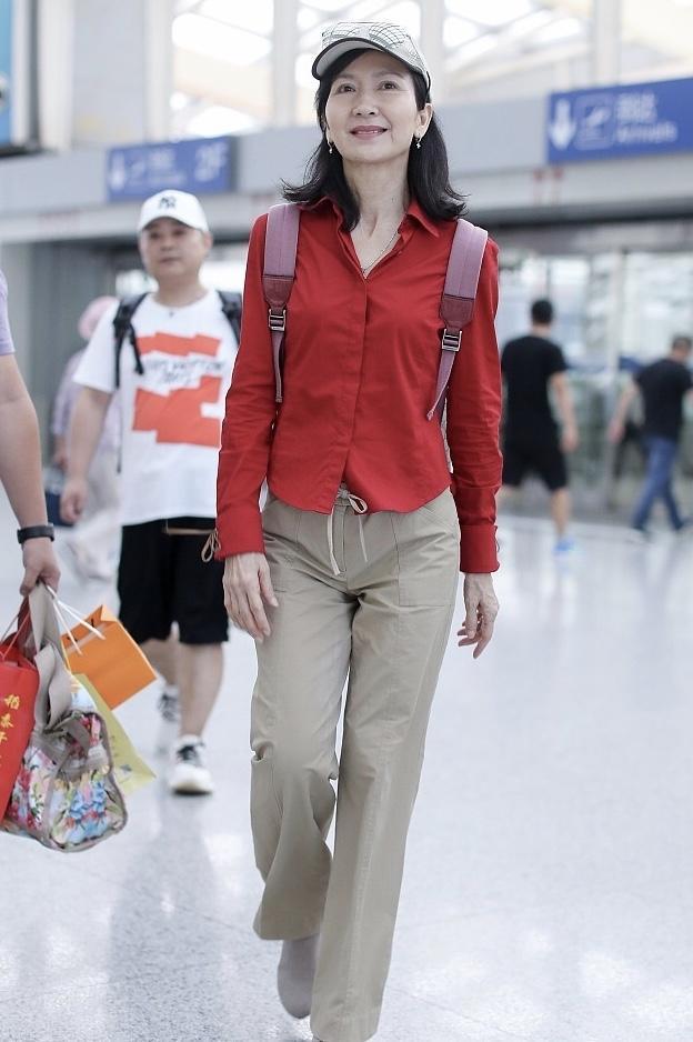 《新白娘子传奇》里的小青,穿衬衫配阔腿裤,61岁气质不输赵雅芝