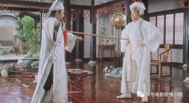 刘家辉中风10年露面,轮椅代步,败给成龙的《醉拳3》令人叹息