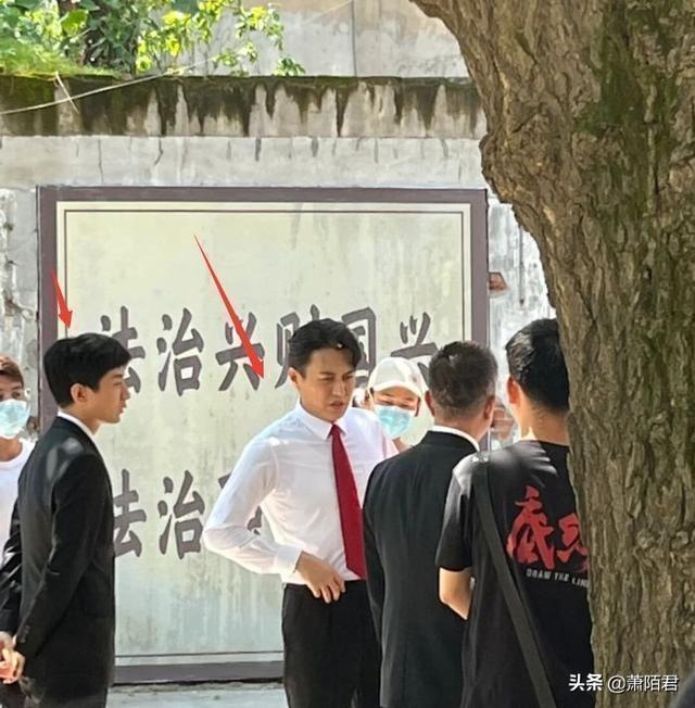 成毅拍戏被偶遇，身材消瘦像大学生，靳东面部发福被嘲像大叔