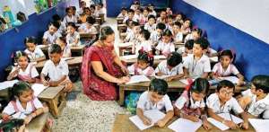 印度教育(印度提供免费教育，投入高达4%GDP，为什么还有一大半人是文盲？)