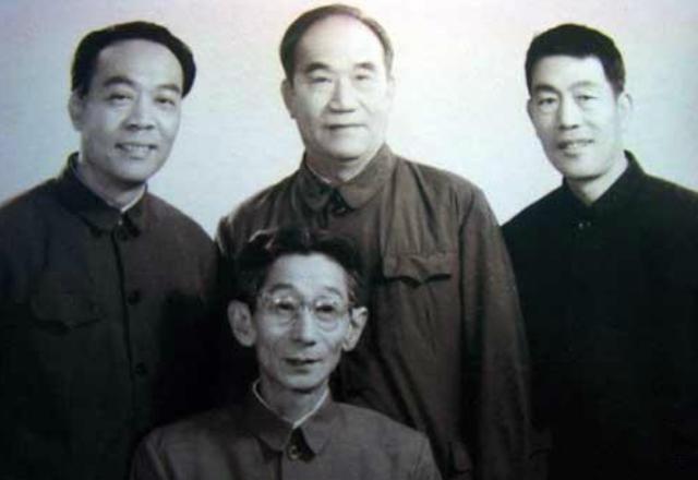 侯宝林用相声逗得毛主席哈哈大笑,主席大赞:侯先生,再来一个