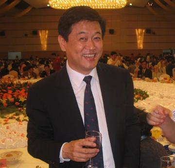 00年,岳阳书记离任时,却猛然发现自己连市委大门都走不出,为何