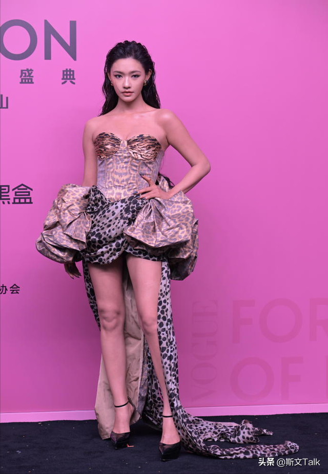 深圳这一夜,赵露思、林允的胸,虞书欣的臀,都败给了朱珠的深V