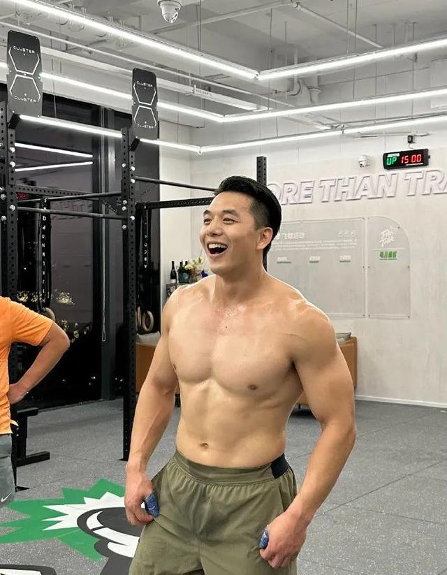 住院的肌肉男火了!这胸肌太好看了!