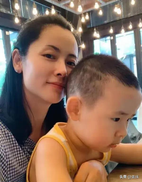 与田亮离婚后,独自陪儿子长大,如今苦尽甘来