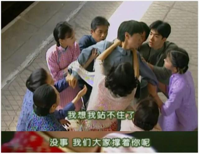 车祸后躺在地上吻,拔掉氧气管还要吻,国产剧花式吻戏智商在哪?