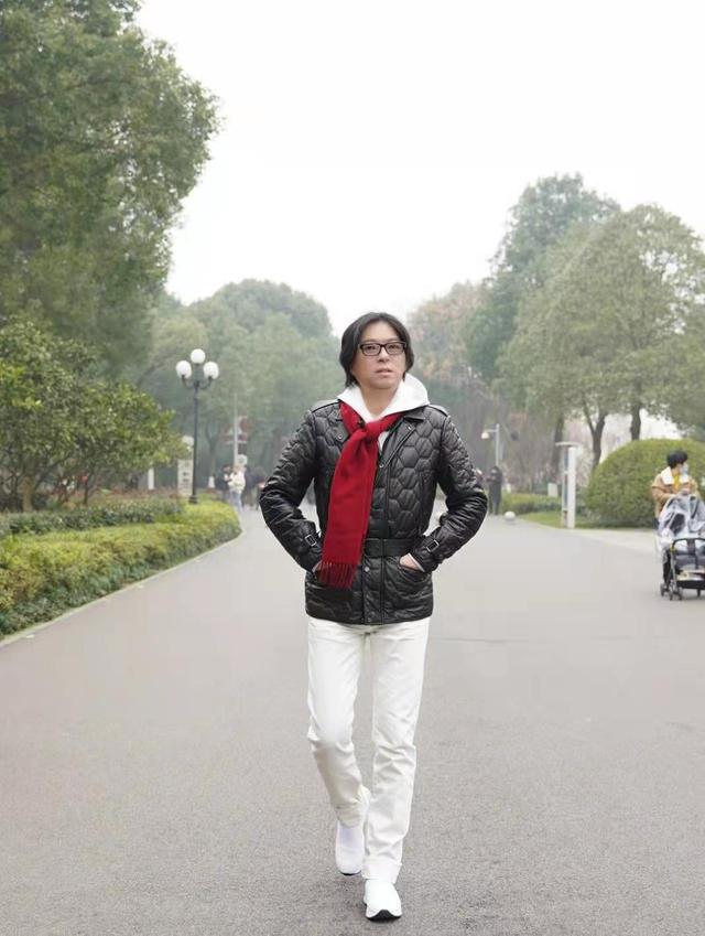 高晓松暴瘦26斤后现身街头,脸部松垮气色差,被指减肥后脱发严重