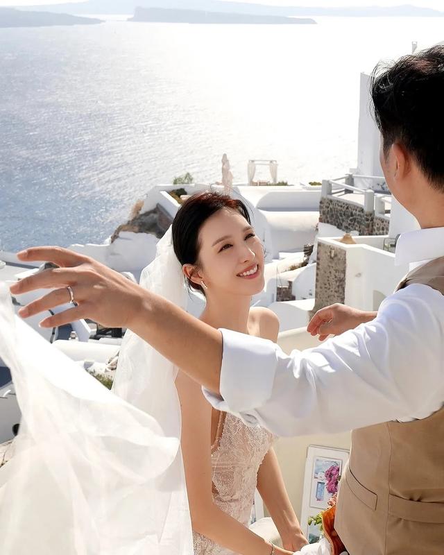昔日争议港姐官宣结婚,曾与港大51岁富豪传绯闻,今美丽更胜从前
