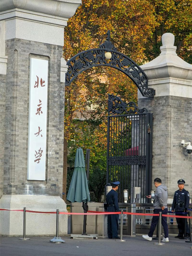 北大“屠夫”:卖猪身价百亿,送乡亲200多套别墅,却说不敢回家