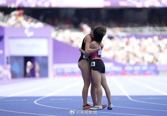 感动全场!中国残奥运动员夺冠后与亚军紧紧相拥
