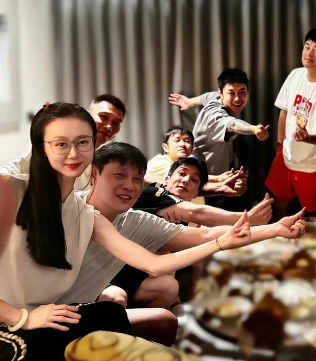 范志毅带老婆参加鹿晗的生日宴,夫妻同框像父女,一双美腿超抢镜