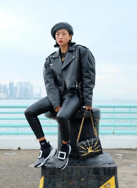 陈奕迅妻女近照,45岁徐濠萦比女儿还潮,鼓励女儿约会十足辣妈