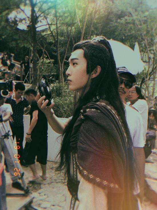范丞丞《灵域》杀青 首次担纲男主演绎励志人生