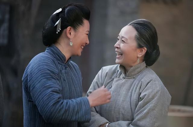 刘莉莉:30多岁相亲嫁圈外人,为家庭放弃事业,如今女儿成她骄傲