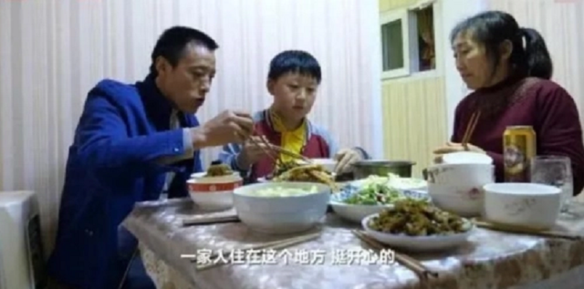 山城棒棒军冉光辉,十年前父子合照爆红网络,如今买房遭质疑?