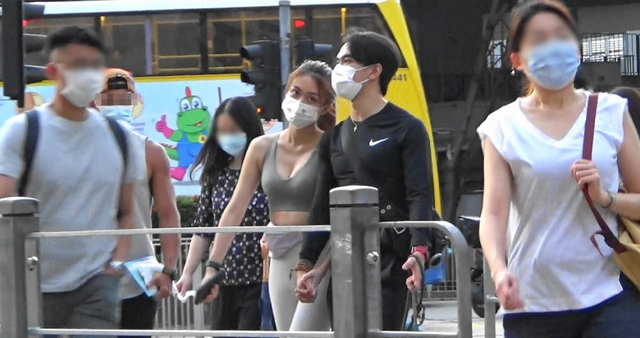 钱小豪家人齐聚庆中秋,太太丘倩鸣朴素出镜,俩儿子颜值相差甚远