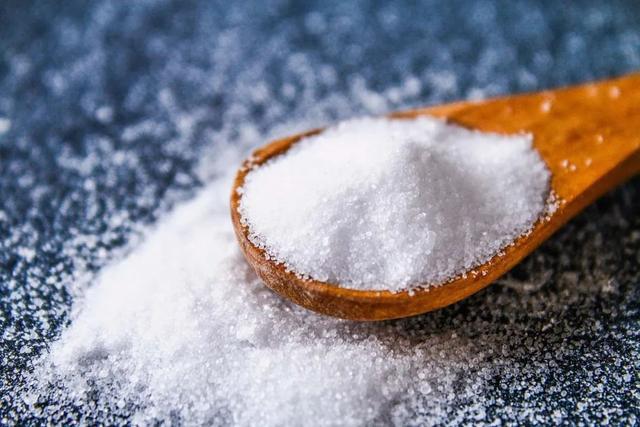 买食用盐,“精盐”和“海盐”该怎么选?加碘盐和无碘盐哪个更好?