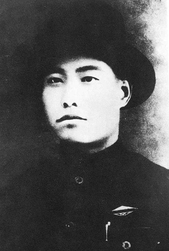 父亲是司令员,他是少将,祖母是女英雄,母亲会双枪