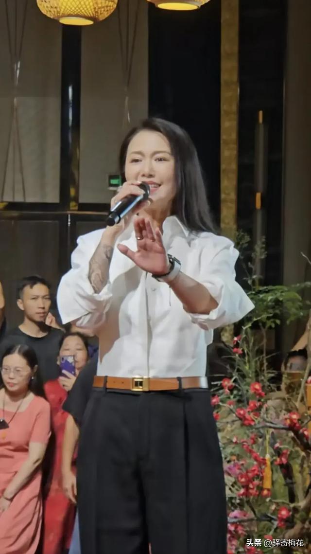 谭维维在外婆90岁生日宴上献唱，穿长袖却露出部分花臂，有点吓人
