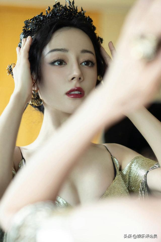 迪丽热巴 翘臀细腰 性感又不失端庄 鎏金神女气质让人倾倒