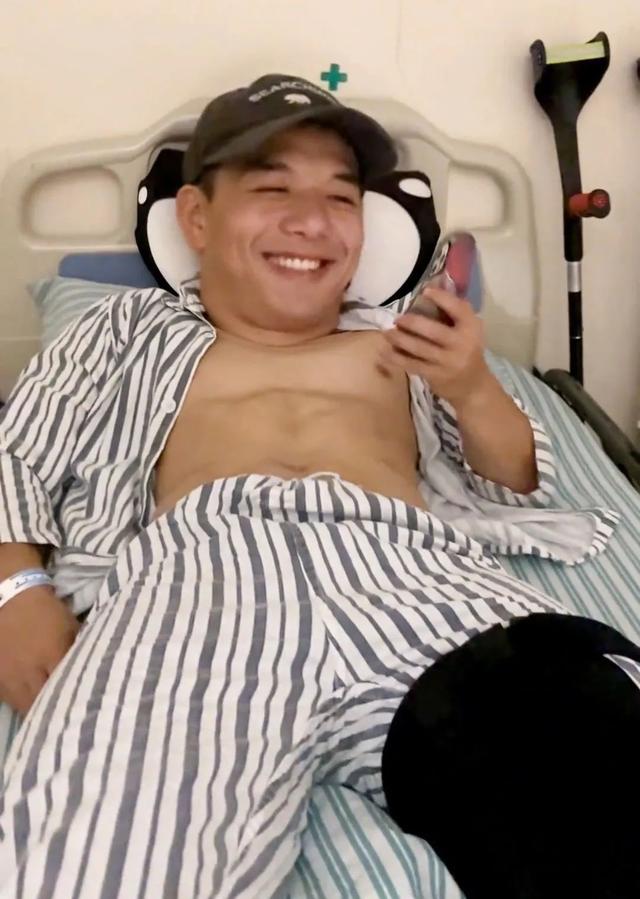 住院的肌肉男火了!这胸肌太好看了!