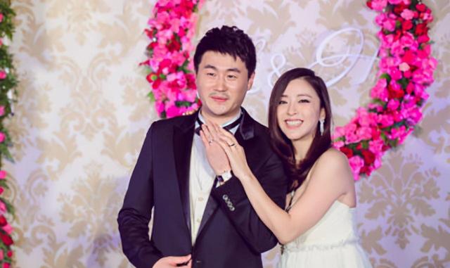 女星黄小蕾:单亲妈妈“闪婚”,她也“闪婚”,而今状况怎样?