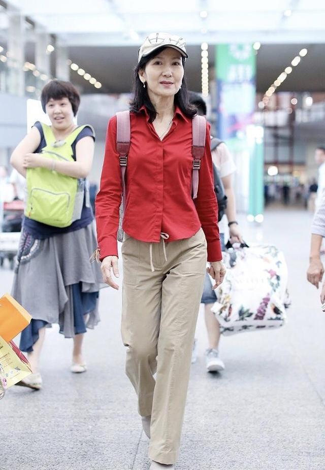 《新白娘子传奇》里的小青,穿衬衫配阔腿裤,61岁气质不输赵雅芝