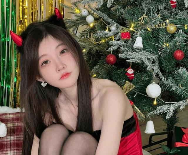 冯提莫尺度越来越大,直播洗头又走光?网友:怎么养的变化这么大