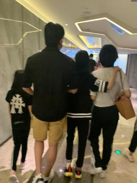 陆毅一家四口拍大片，13岁贝儿越来越美，母女逆天长腿超吸睛