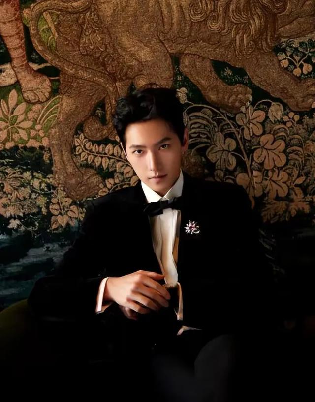 杨洋开法拉利回农村老家过年村头偷偷看打篮球超惬意