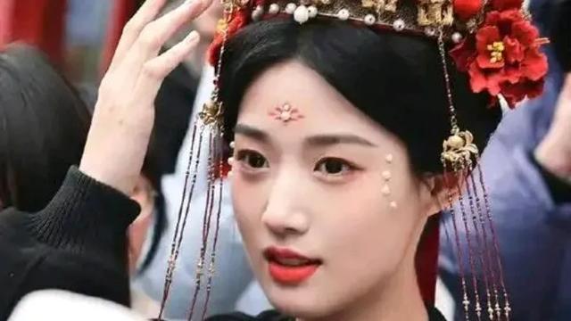 迟到新郎的“甜蜜惩罚”:婚礼上的捆绑风云