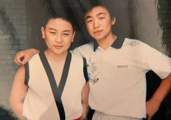 王宝强释小龙童年合照曝光,原来是同门师兄弟,童年就相识