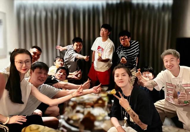 范志毅带老婆参加鹿晗的生日宴,夫妻同框像父女,一双美腿超抢镜