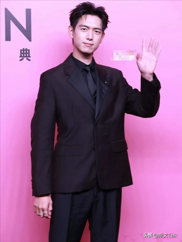 深圳这一夜,赵露思、林允的胸,虞书欣的臀,都败给了朱珠的深V