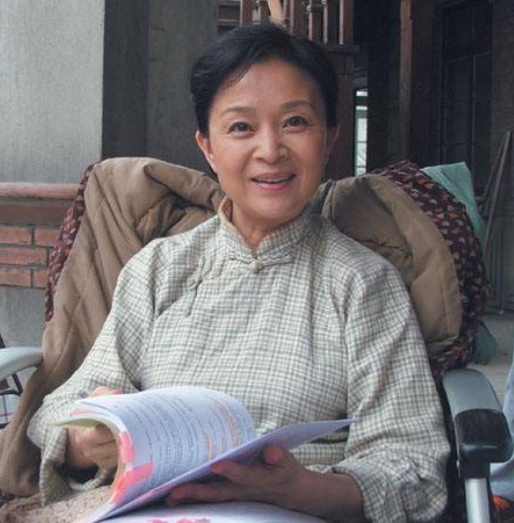 刘莉莉:30多岁相亲嫁圈外人,为家庭放弃事业,如今女儿成她骄傲