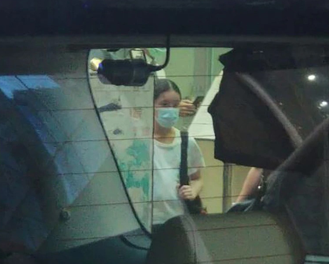 霍汶希11岁女儿罕见曝光,看到镜头即刻躲助手身后,生父至今是谜