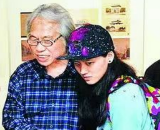 9年过去,因“爷孙恋”走红的林靖恩,已失去纯真笑容,一脸疲惫