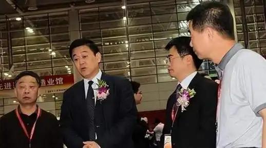 00年,岳阳书记离任时,却猛然发现自己连市委大门都走不出,为何