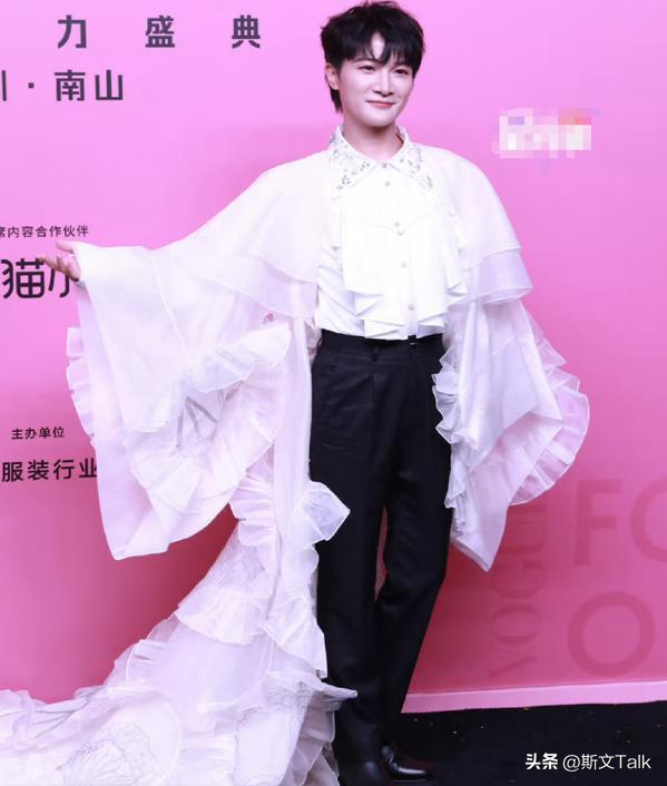 深圳这一夜,赵露思、林允的胸,虞书欣的臀,都败给了朱珠的深V