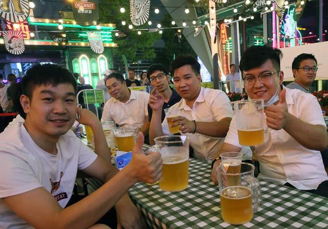 佳酿畅饮,夏夜狂欢,上海松江青岛啤酒节激情开幕……