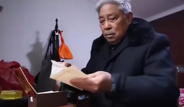 台湾老兵去世38年,58岁养女千里寻亲,祖孙三代机场重逢