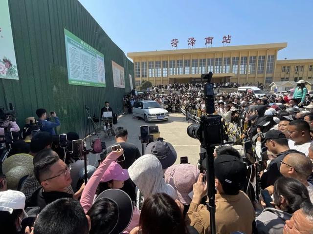 三天涨粉200万!25岁小伙一首歌唱火一座城!网友:后劲儿太大