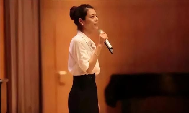 复旦美女教授陈果,从受人敬仰到跌落神坛,两字之错能被原谅吗?